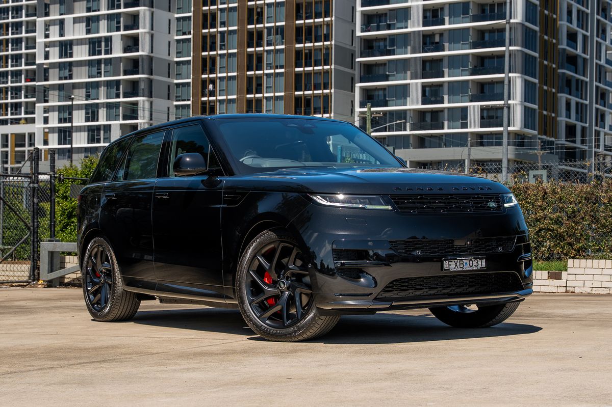 2025 Range Rover Sport P460E Dynamic HSE - 20 Km
